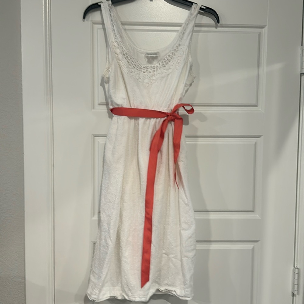 Maternity dress with tie.